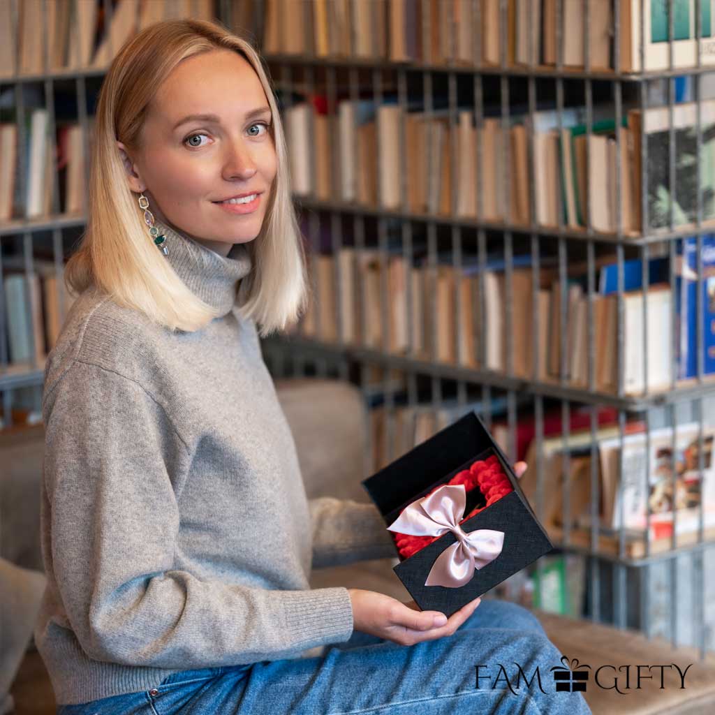 16 Mini Roses Jewelry Box with Heart Love Necklace Set